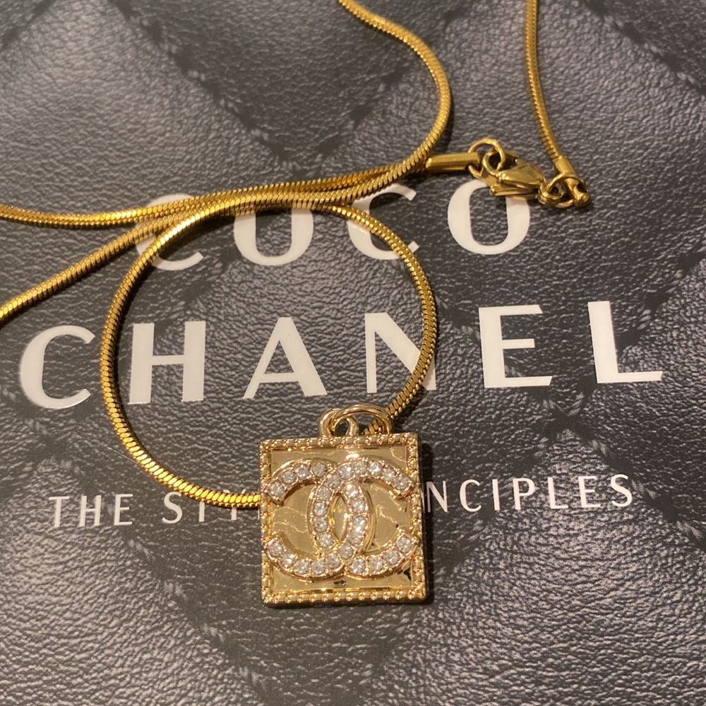 CHANEL stamped Zipper Pull Pendant - Picture 3 of 9